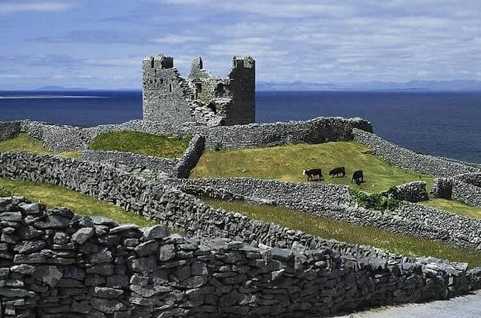 O'Brien's Castle above the dry-stone walls of Inis Oírr